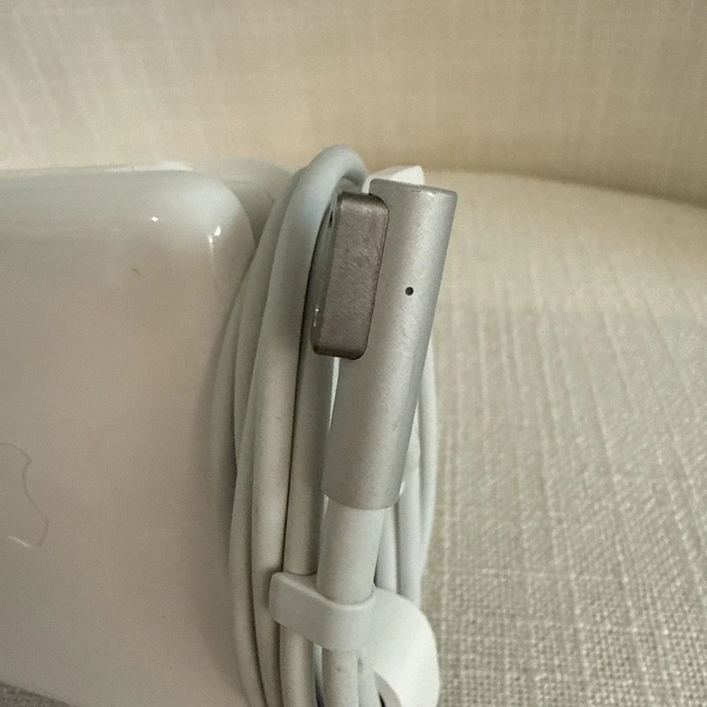 Apple 85W Magsafe 1st Generation‎ L-tip Power Adapter
